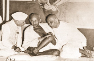 گاندھی جی کو سنتے اور دیکھتے ہوئے